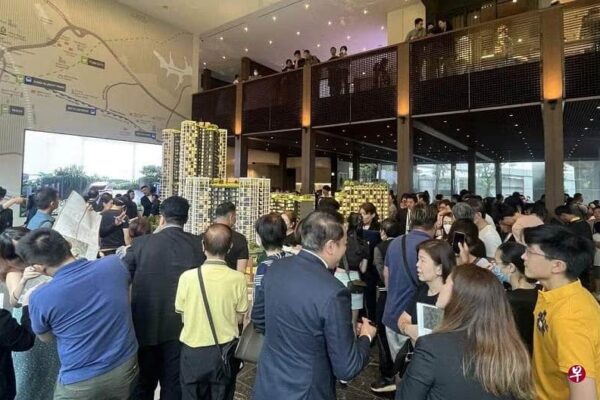 Crowded Showflat at The Reserve Residences 5